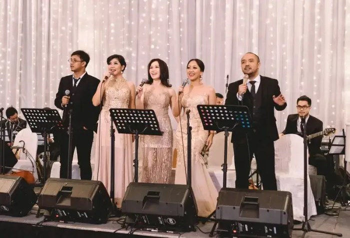 Menunda latihan musik untuk menghadiri pernikahan teman