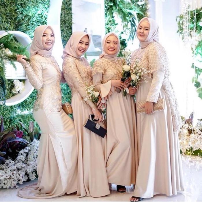 Gaya busana mama artis biru acara 7 bulanan