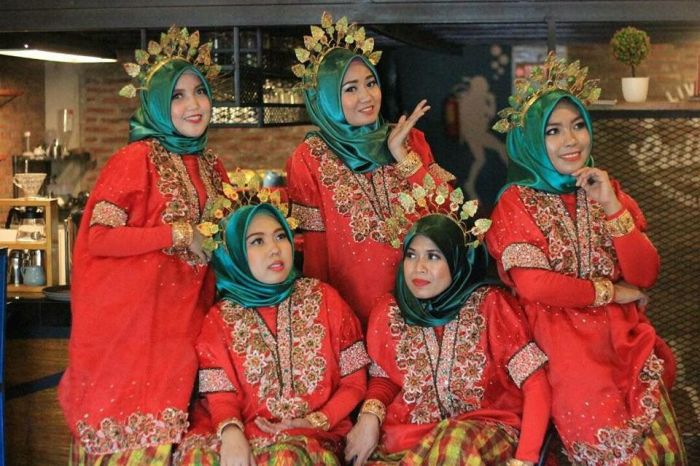 Baju adat pernikahan Makassar untuk pria dan wanita
