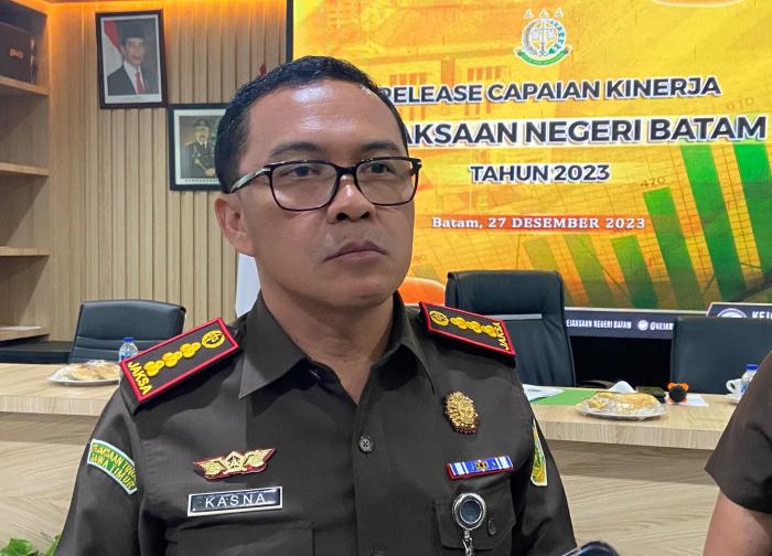 Pemberhentian sementara camat padang terkait kasus