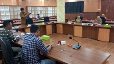 Upaya pemerintah daerah menanggapi kontroversi kebijakan wisuda dan barak