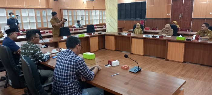 Upaya pemerintah daerah menanggapi kontroversi kebijakan wisuda dan barak
