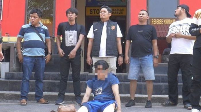 Pemberhentian sementara camat padang terkait kasus