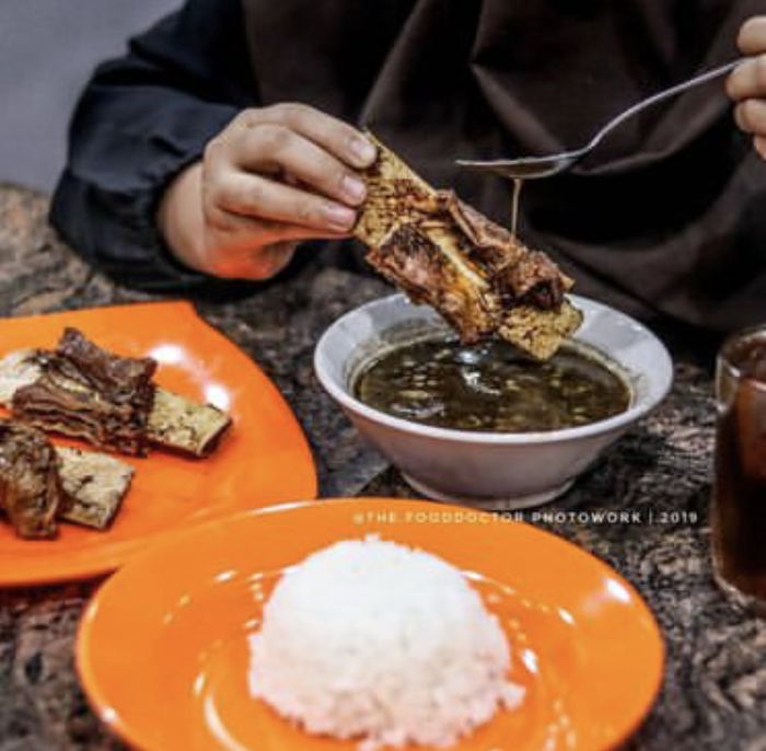 Tempat makan enak murah suasana tradisional Makassar