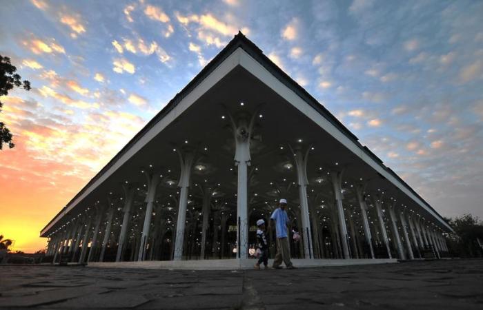 Jadwal waktu sholat Dzuhur di kota Makassar hari ini
