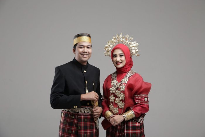 Bugis adat baju makassar pakaian sulawesi selatan makasar khas pria prewedding suku sarung sabbe penggunaan budayanesia sutra pernikahan ciri digstraksi Bugis adat baju makassar pakaian sulawesi selatan makasar khas pria prewedding suku sarung sabbe penggunaan budayanesia sutra pernikahan ciri digstraksi