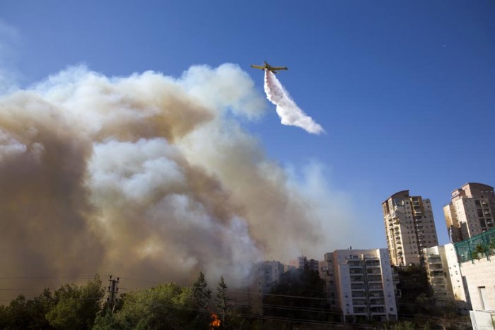 Perbandingan hasil pemadaman kebakaran sebelum dan sesudah bantuan Israel